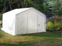 Montrer les tentes qui peuvent être ancrées avec ancrages au sol Erdanker.